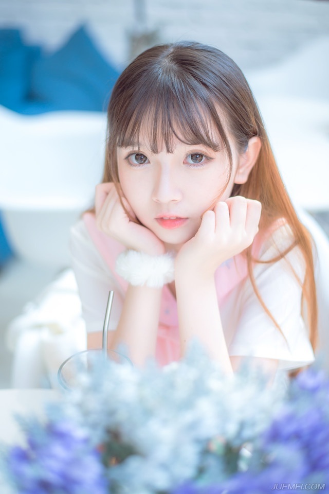 伏德不知道，因为只是单线输送，江东那边不会给自己任何回复，也没有要求自己做任何准备，只是伏德觉得这是一个好机会，但江东那边，未必会这样认为，或者说并没有想到会有这场瓢泼大雨，硬生生的错过了这个机会。